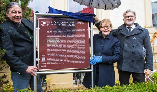 Enthüllung der Persönlichkeitstafel für Galka Scheyer. Vlnr.: Axel Walter Schmidt (Hauseigentümer), Dr. Anja Hesse (Kulturdezernentin), Dr. Jörg Munzel (Bürgerstiftung Braunschweig e. V.) (Wird bei Klick vergrößert)