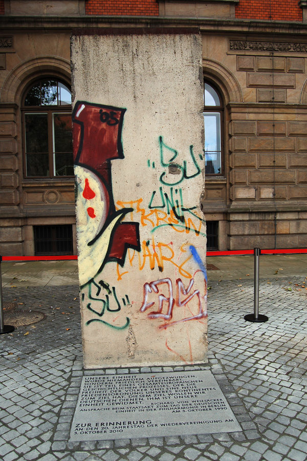 Mauerstück mit Bodenplatte zu 20 Jahre Deutsche Einheit (Wird bei Klick vergrößert)