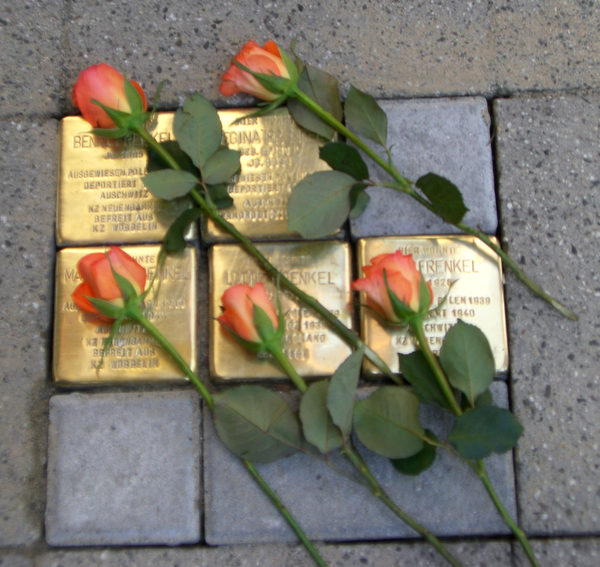 Foto von in Braunschweig verlegten Stolpersteinen (Wird bei Klick vergrößert)