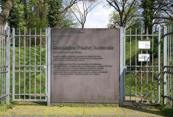 Eingangstor Gedenkstätte Friedhof Hochstraße (Wird bei Klick vergrößert)