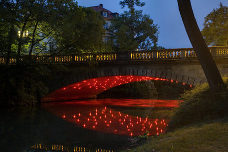 Lichtinstallation "Evokation in Rot" unter der Brücke der Jasperallee in der Dämmerung