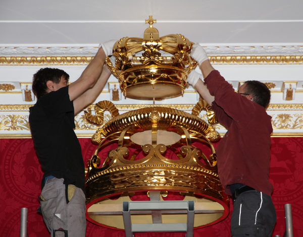 Die Krone des Thronbaldachins wird aufgesetzt (Wird bei Klick vergrößert)