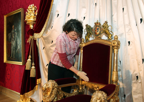 Aufstellung des Braunschweiger Thronsessels im Thronsaal des Schlossmuseums. Die Leihgabe der Braunschweigischen Landesmuseums wird von seiner Restauratorin Nicole Thörner betreut. (Wird bei Klick vergrößert)