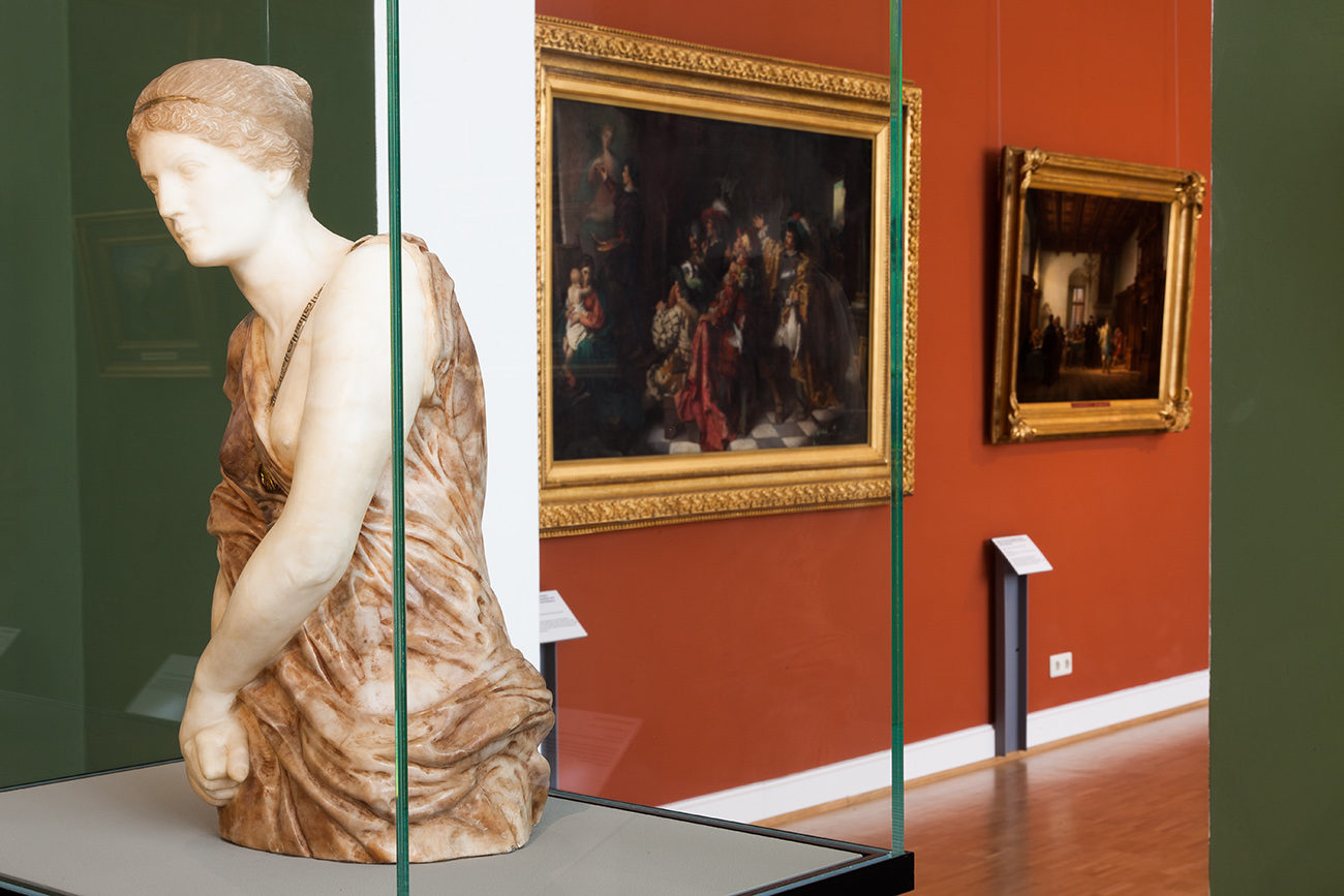 Einblick in die Ausstellungsräume des Hauses am Löwenwall mit Gemälden und der Skulptur "Kassandra" von Max Klinger (Wird bei Klick vergrößert)