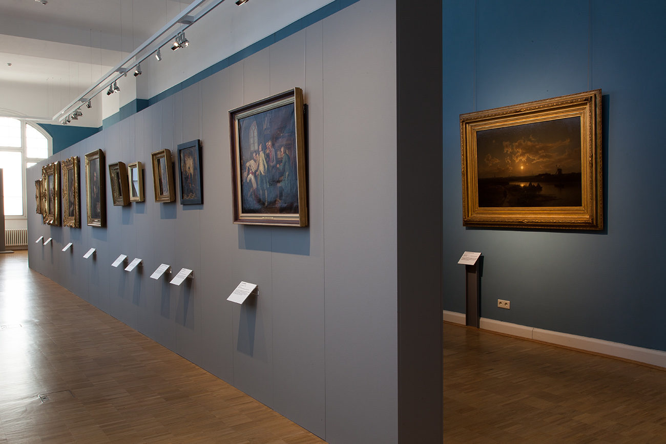 Einblick in die Ausstellungsräume des Hauses am Löwenwall mit Gemälden (Wird bei Klick vergrößert)