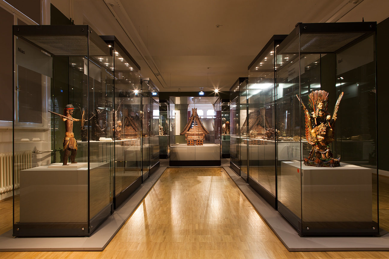 Einblick in die Ausstellungsräume des Hauses am Löwenwall mit ethnologischen Objekten, wie Figuren und Hausmodelle (Wird bei Klick vergrößert)