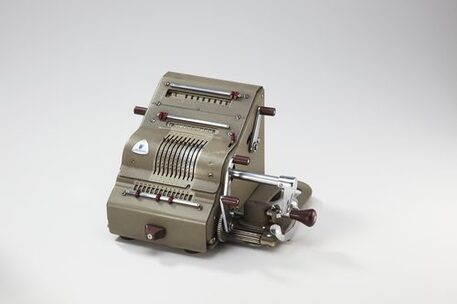 Foto einer historischen Rechenmaschine der ehemaligen Braunschweiger Brunsviga Maschinenwerke