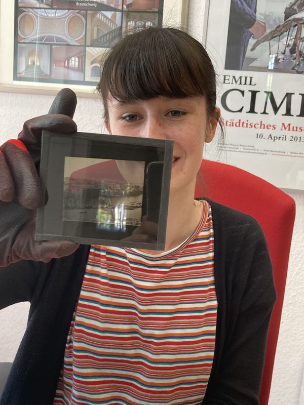 Anna Holz, unsere FSJ-lerin 2020/21, beim Betrachten eines Glasplattennegativs.