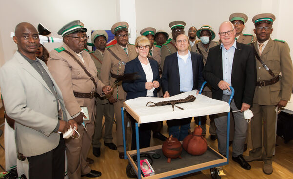 Foto bei der Bekanntgabe der Untersuchungsergebnisse der Ovambanderu-Delegation aus Namibia (Wird bei Klick vergrößert)