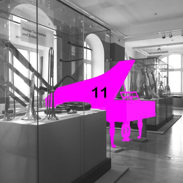 Foto der Musikausstellung mit einem Flügel markiert mit der Nummer 11 (Wird bei Klick vergrößert)