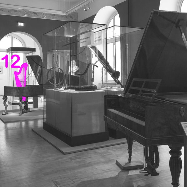 Foto der Musikausstellung mit einer Harfe markiert mit der Nummer 11 (Wird bei Klick vergrößert)