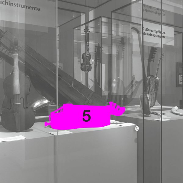 Foto der Musikausstellung mit einer Drehleier markiert mit der Nummer 5 (Wird bei Klick vergrößert)