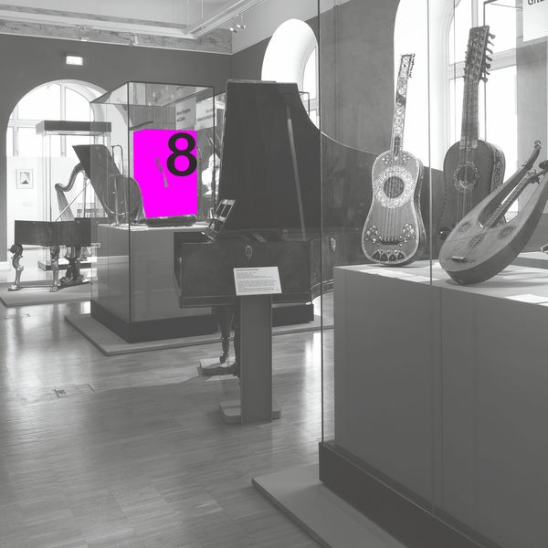 Foto der Musikausstellung mit einer Gambe markiert mit der Nummer 8 (Wird bei Klick vergrößert)