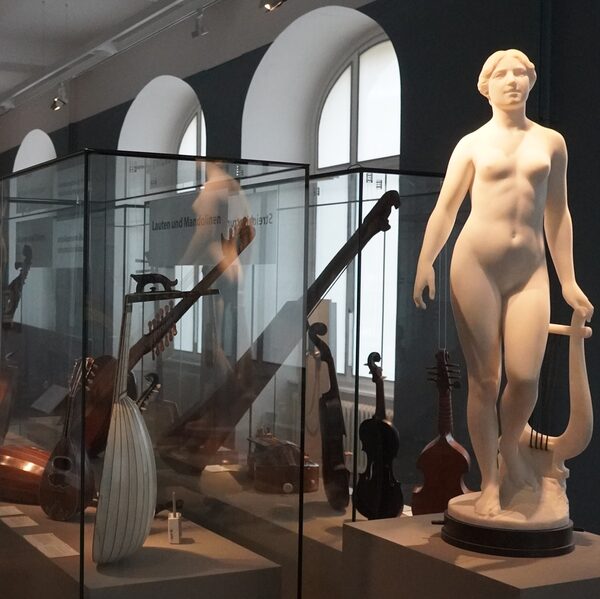 Blick in die Dauerausstellung mit Instrumenten (Wird bei Klick vergrößert)