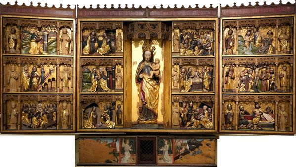 Mittelalterlicher Altar mit vielen geschnitzten Figuren (Wird bei Klick vergrößert)