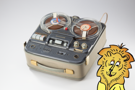 Foto eines Tonbandgeräts mit Comicfigur Löwe