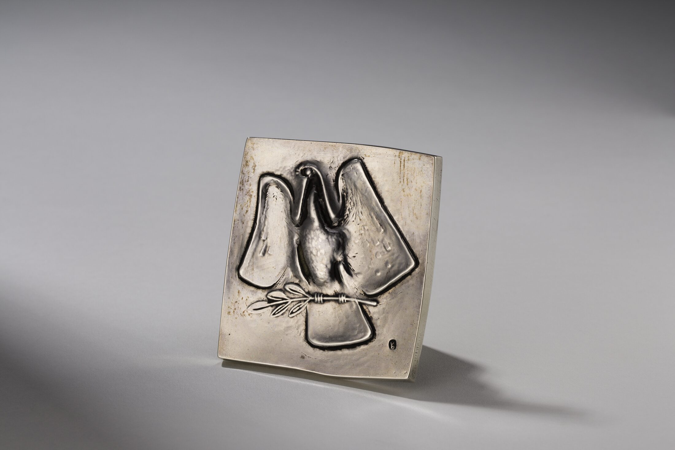 Plakette mit getriebener Figur: Taube mit Lorbeerzweig o. D. Silber (Wird bei Klick vergrößert)