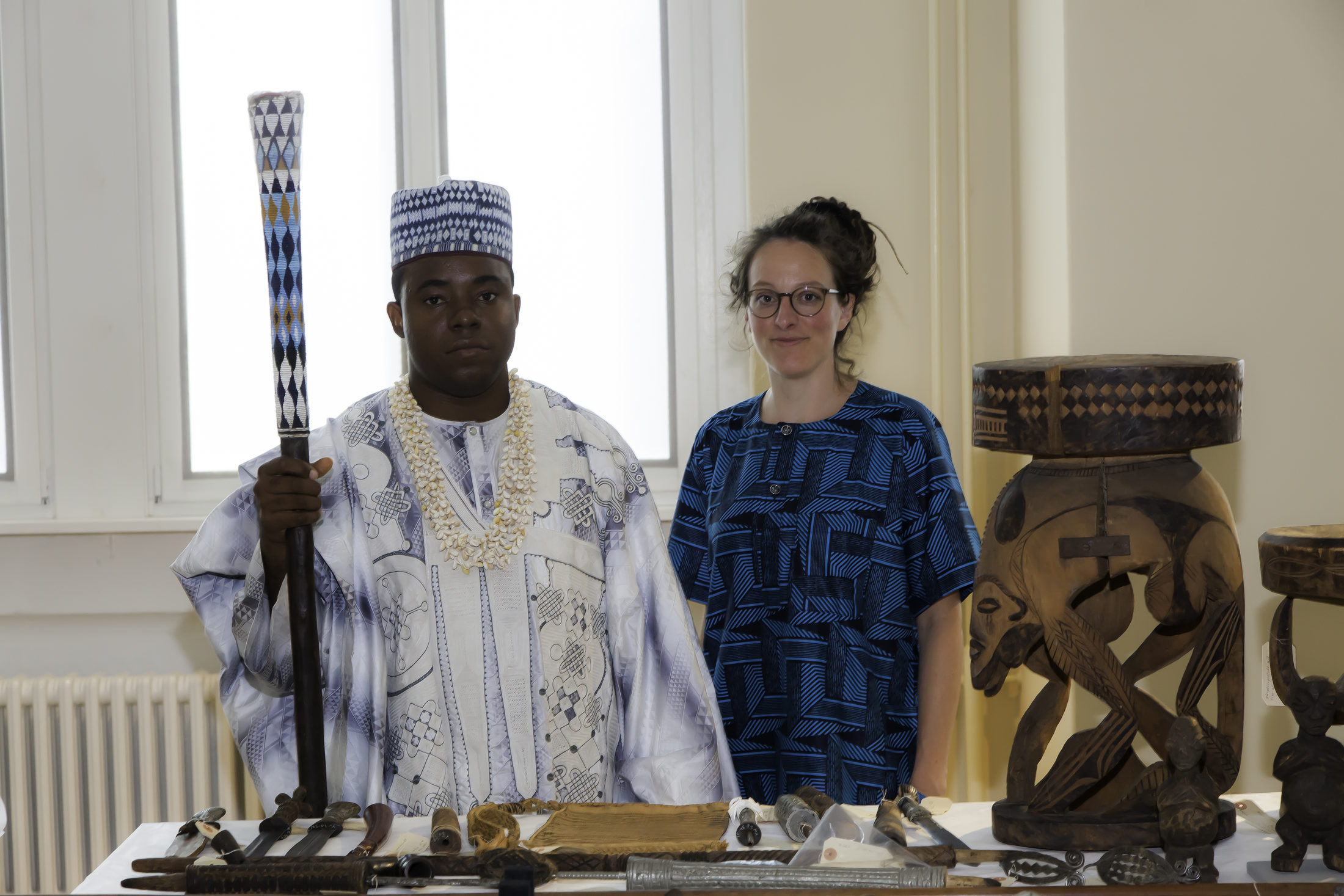 inks: König Fontem Asabaton Njifua mit einem Zeremonialstab der identifiziert wurde und zurückgefordert wird und rechts Isabella Bozsa (Projekt Provenienzforschung PAESE) (Wird bei Klick vergrößert)