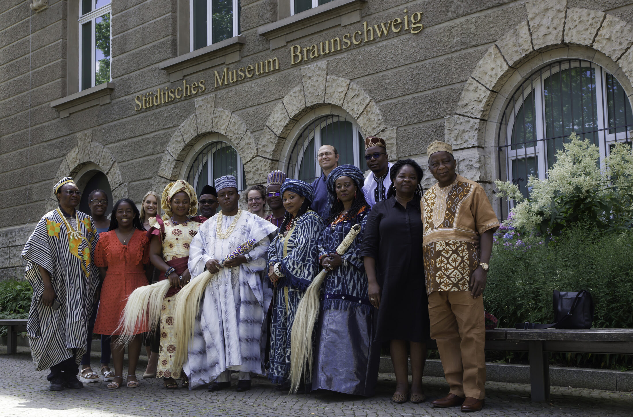 Foto der Bangawa Delegation vor dem Museum (Wird bei Klick vergrößert)