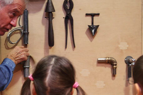 Foto Klempnermeister Voges erklärt Kindern sein Handwerk