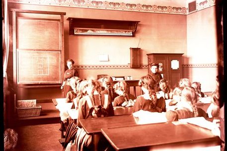 etwa 100 Jahre altes Foto einer Schulklasse