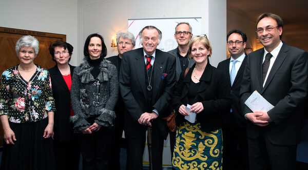 Gründungsmitglieder der Braunschweigischen Louis Spohr-Gesellschaft v.l.n.r.: Elke Posnien, Dr. Annette Boldt-Stülzebach, Ilka Schibilak, Martin Weller, Friedrich Theodor Kohl. Daneben waren anwesend Generalintendant Joachim Klement, Kulturdezernentin Dr. Anja Hesse, Tobias Henkel, Matthias Stanze (Präsident). (Wird bei Klick vergrößert)