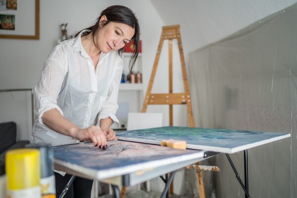 Evgenija Koch im Atelier (Wird bei Klick vergrößert)