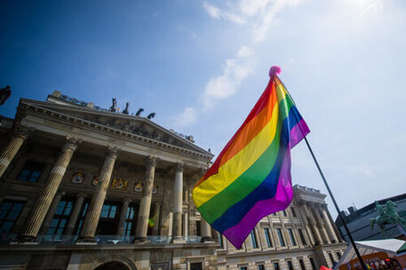 Regenbogenflagge vor dem Schloss Braunschweig