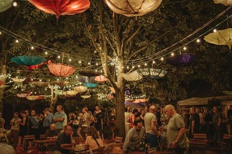 Kultur im Zelt: Biergarten-Stimmung