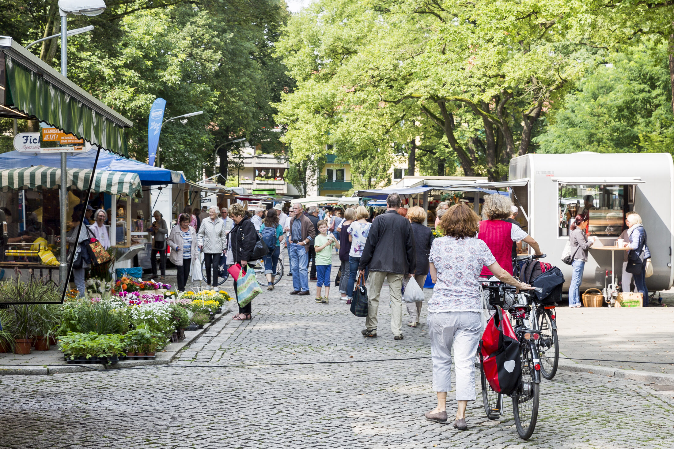 Blick über den Wochenmarkt Stadtpark in Richtung Grünewaldstraße (Wird bei Klick vergrößert)