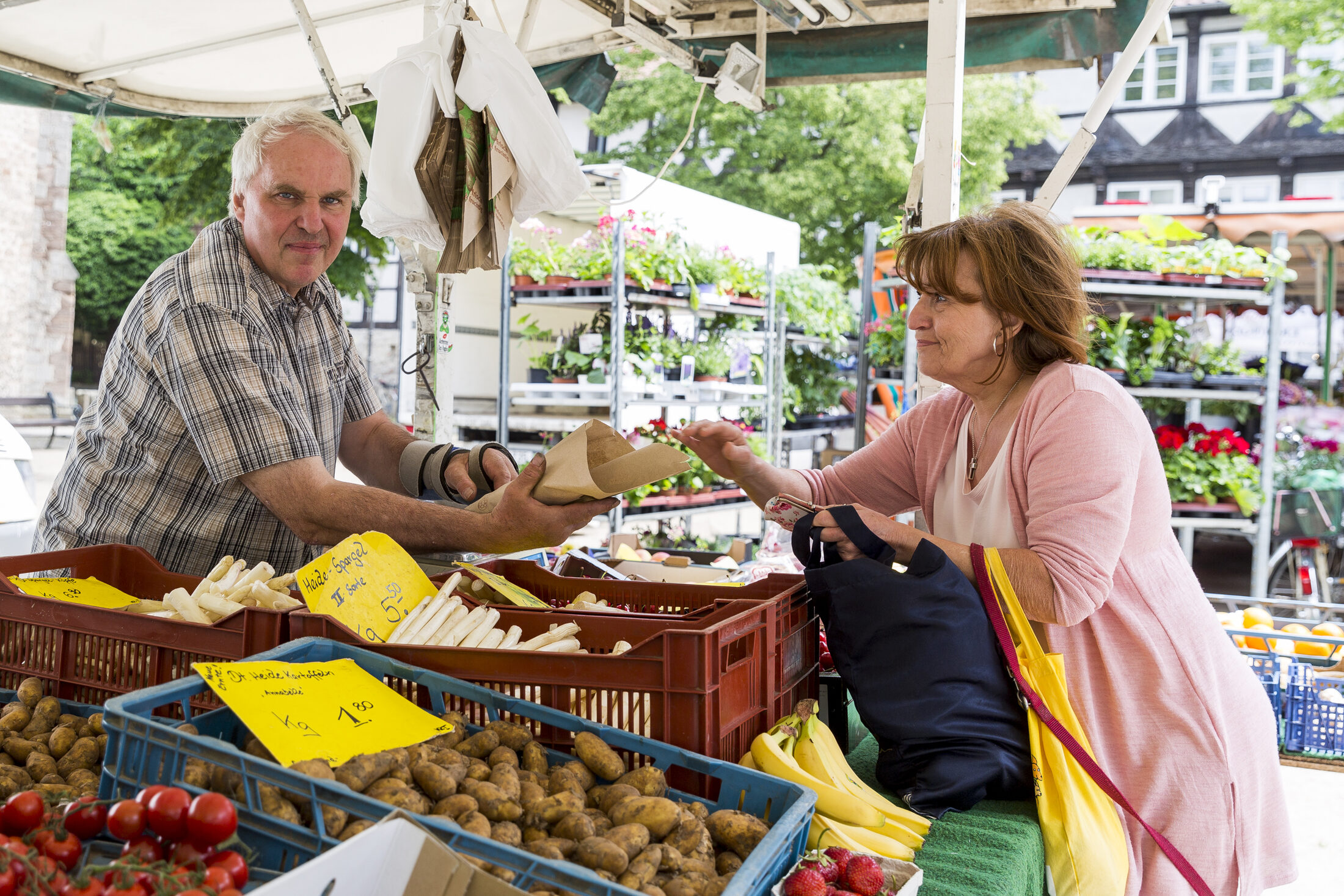 Einkauf am Marktstand (Wird bei Klick vergrößert)