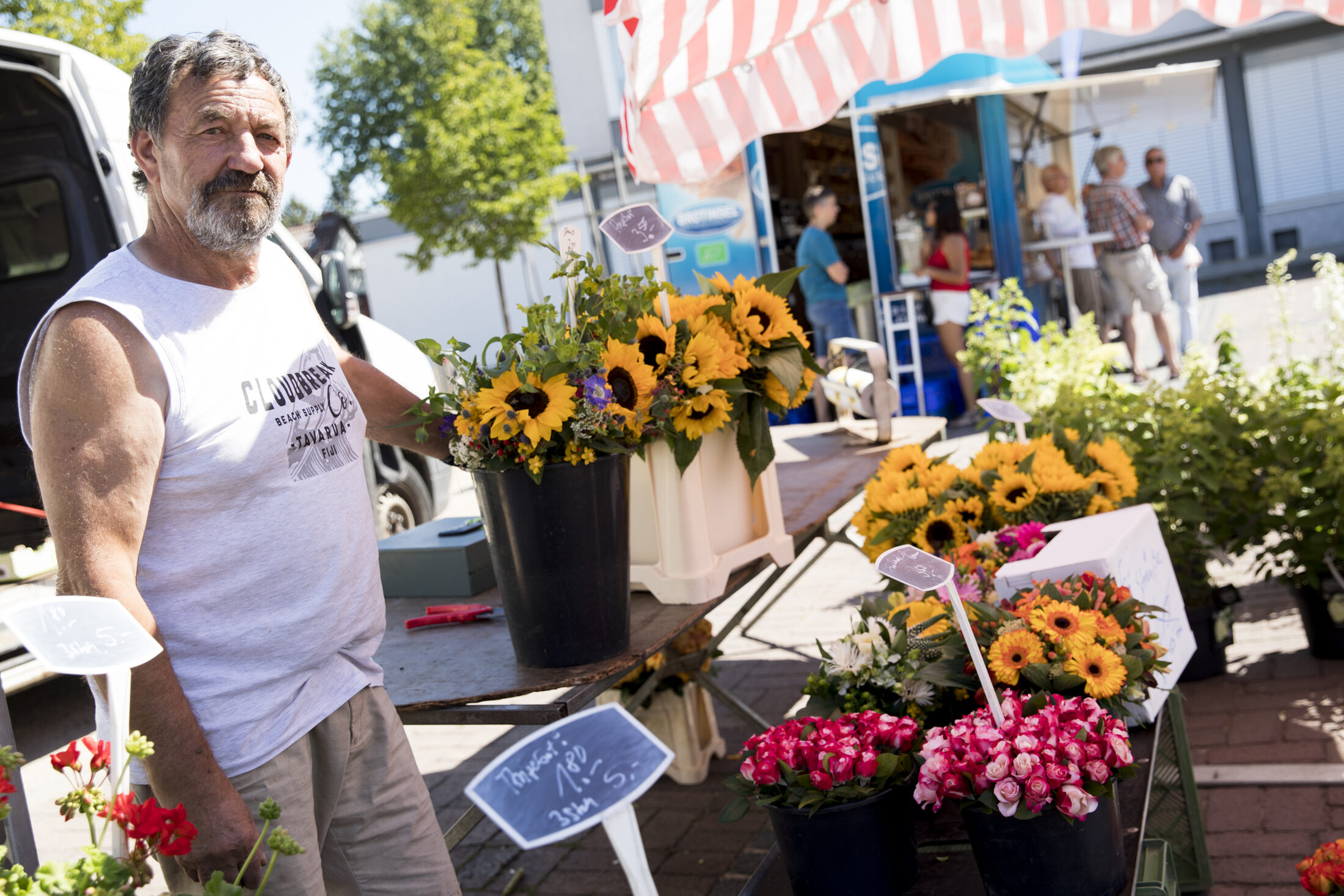 Sonnenblumen, Pfingstrosen und Sträuße am Verkaufsstand (Wird bei Klick vergrößert)