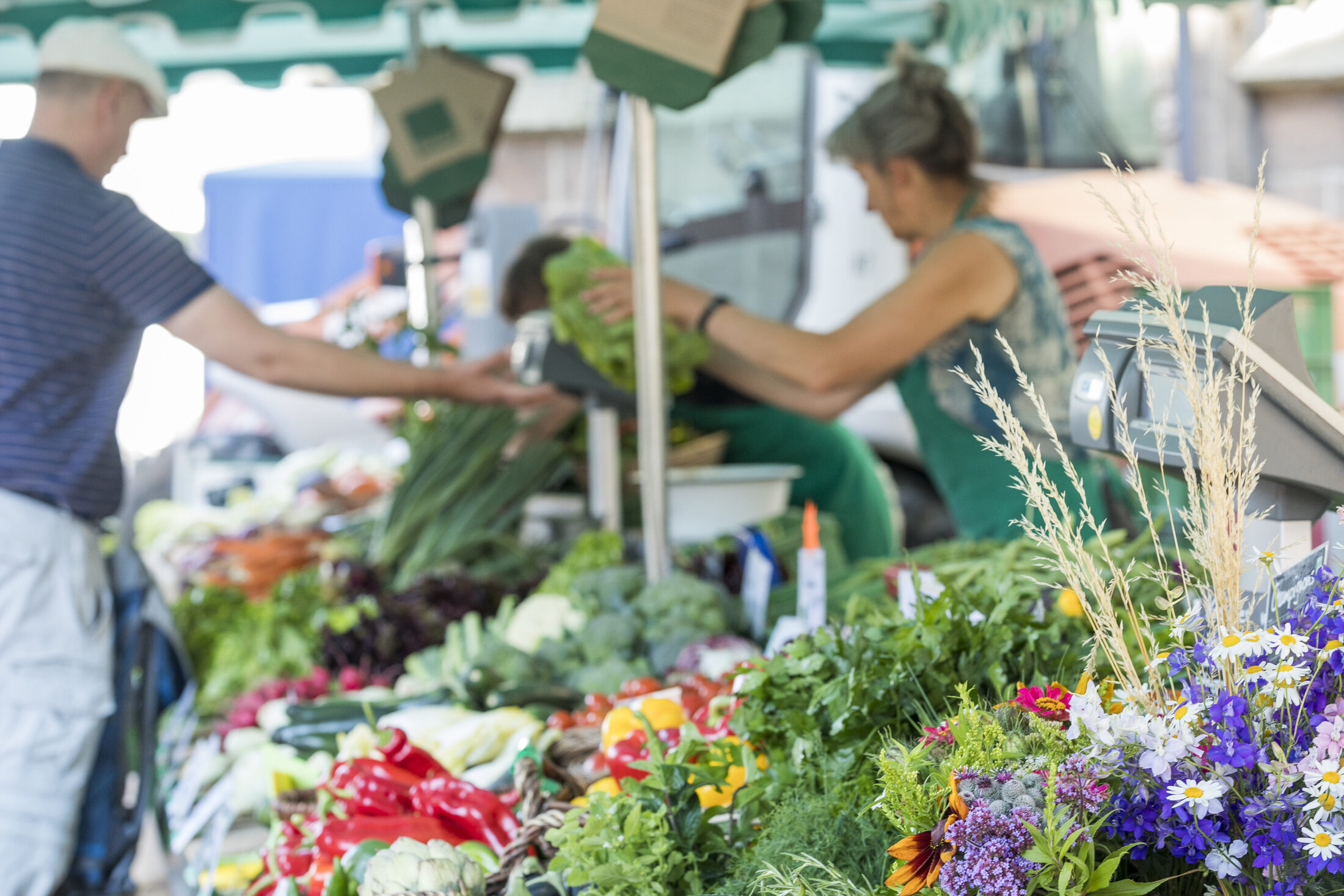 Obst, Gemüse und Blumen, die zum Verkauf angeboten werden (Wird bei Klick vergrößert)