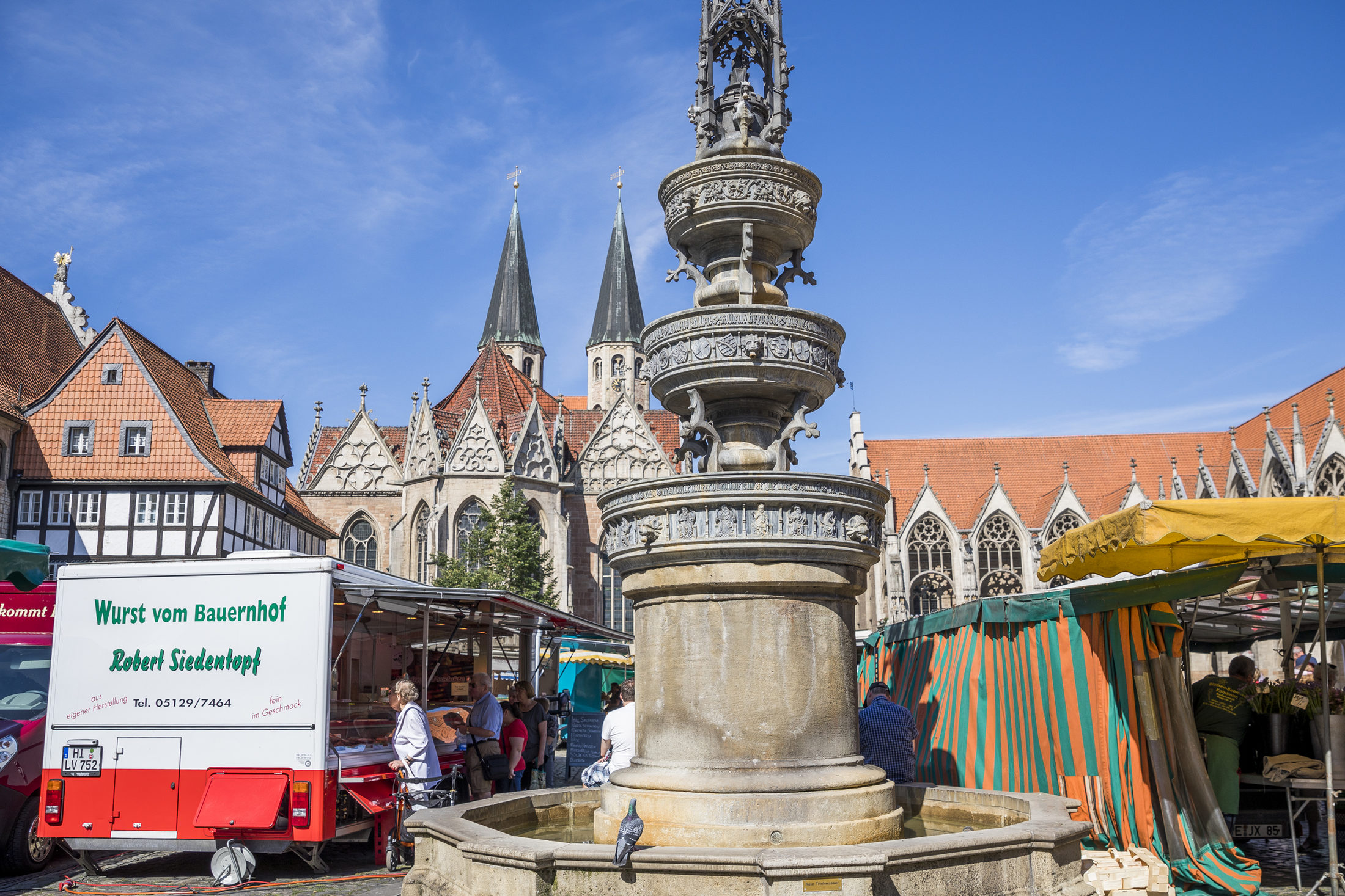 Der Brunnen auf dem Altstadtmarkt während des Wochenmarktes (Wird bei Klick vergrößert)