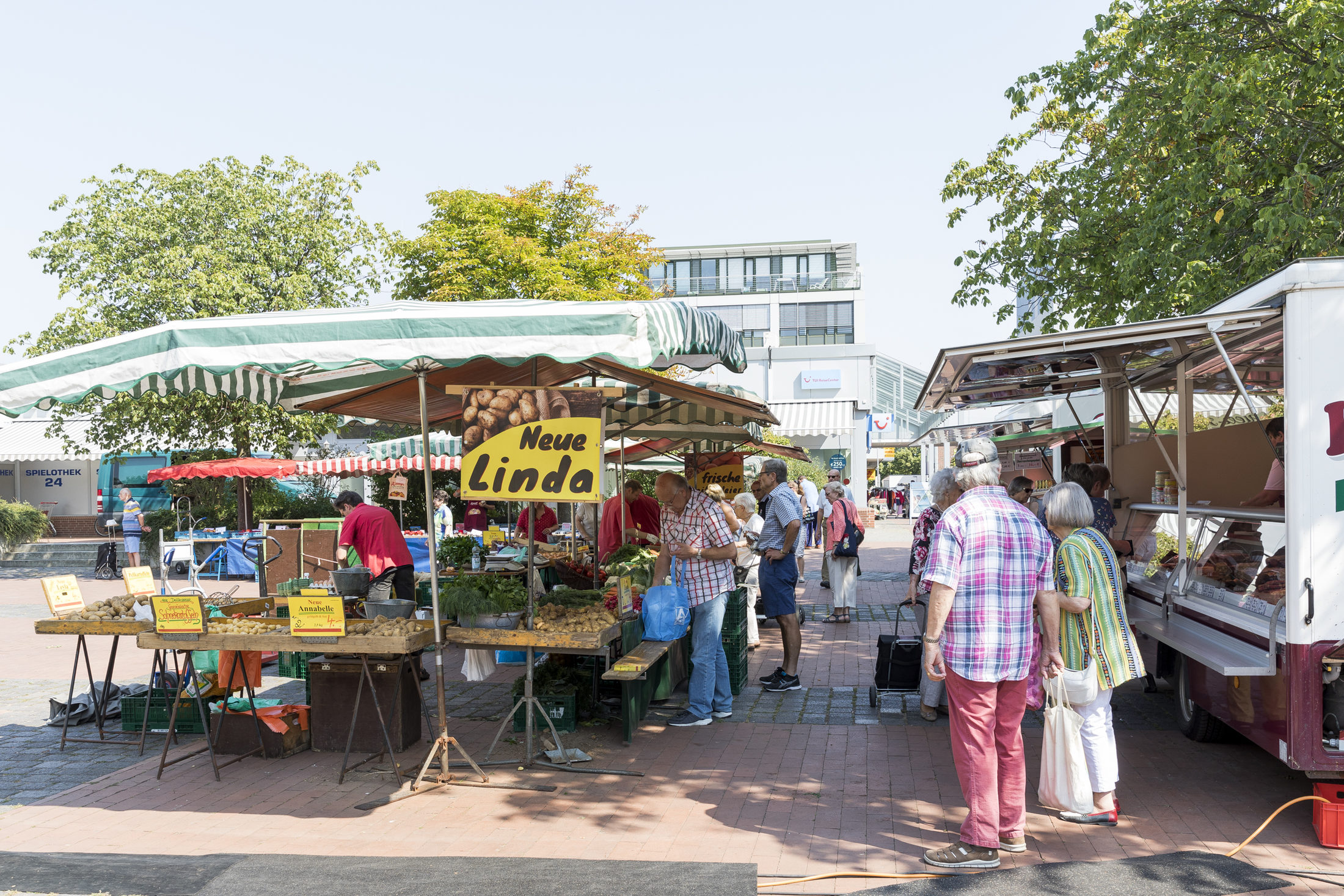 Blick auf Markt am Einkaufszentrum Elbestraße (Wird bei Klick vergrößert)