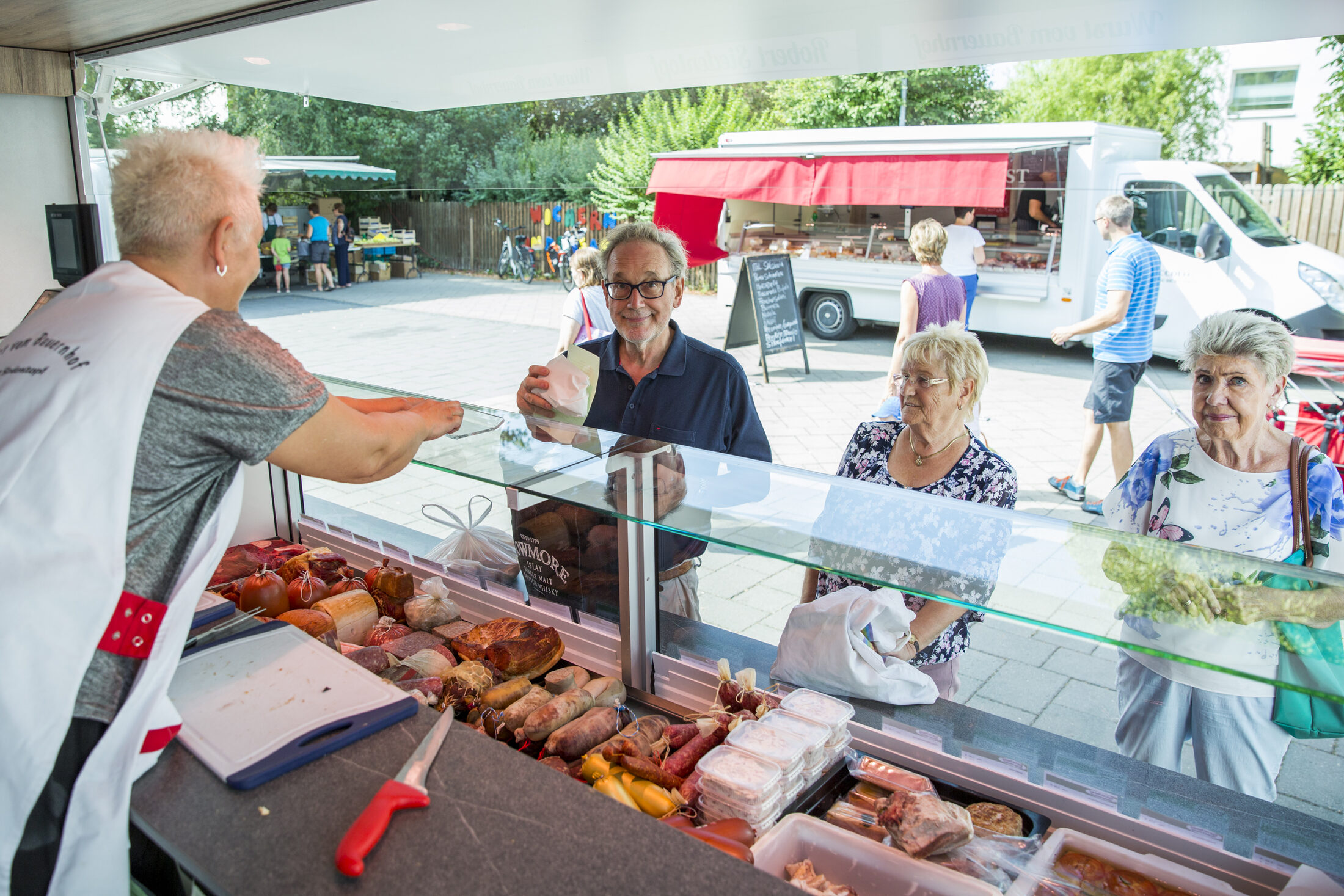 Verkauf von frischem Fleisch und Wurst. Sicht aus dem Verkaufswagen heraus. (Wird bei Klick vergrößert)