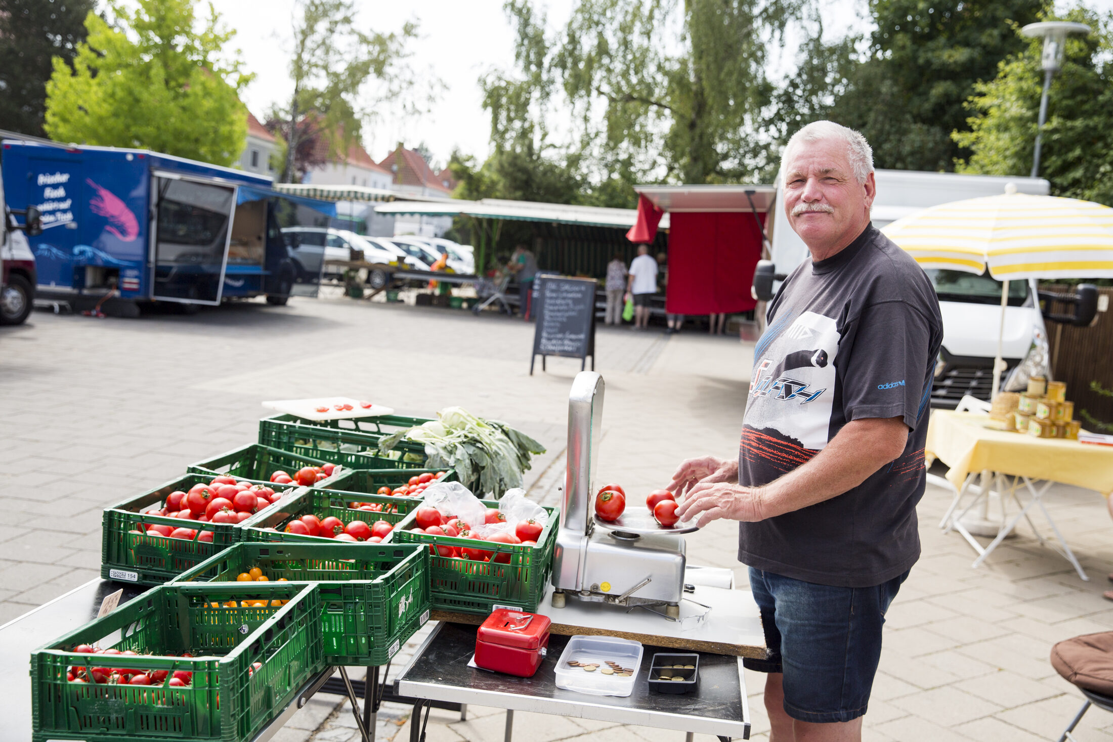 Verkaufsstand mit Tomaten aus eigenem Anbau (Wird bei Klick vergrößert)