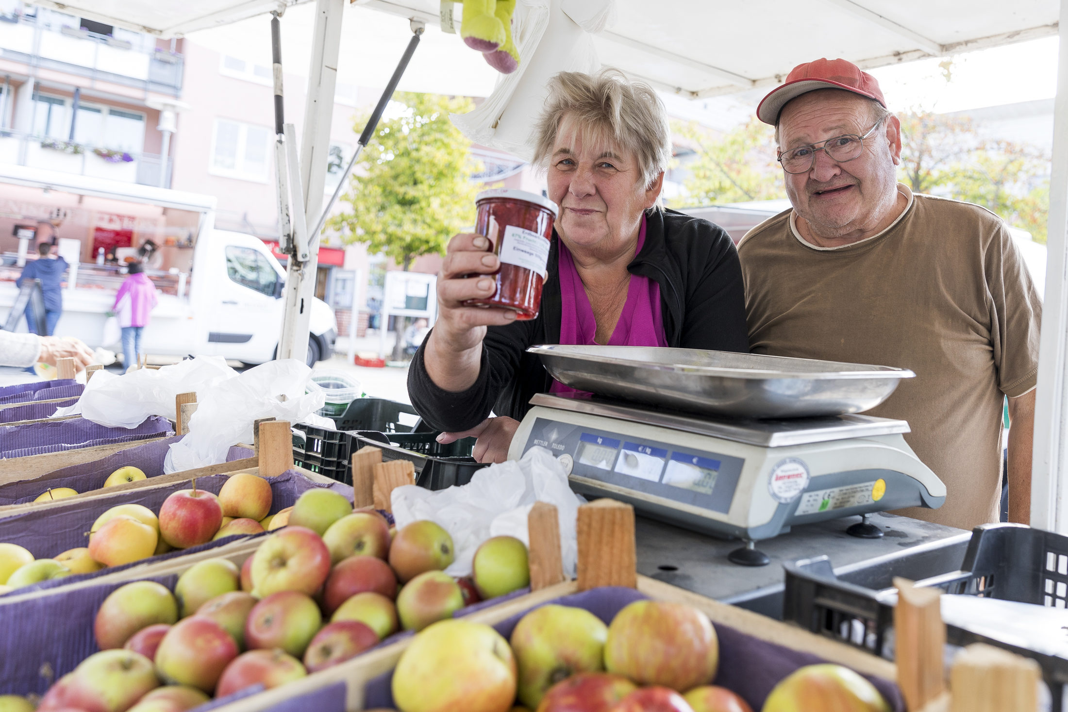 Markthändler bieten ihre Äpfel aus eigenem Anbau an
