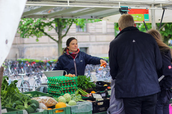 Campuswochenmarkt der TU Braunschweig: Verkäuferin eines Gemüsestandes (Wird bei Klick vergrößert)
