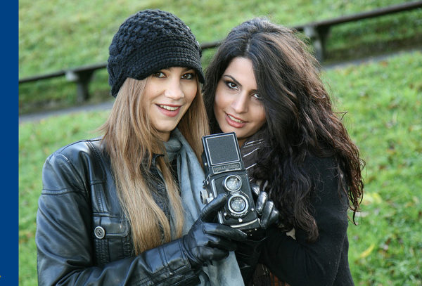 Zwei junge Frauen mit einer altmodischen Kamera