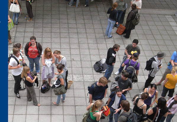 Eine Gruppe junger Menschen (Wird bei Klick vergrößert)