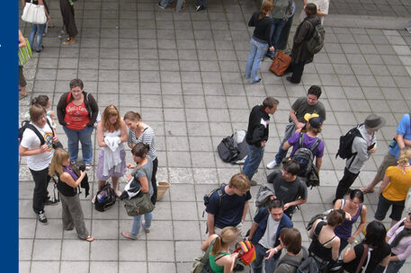 Gruppen von Studierenden auf dem Campus