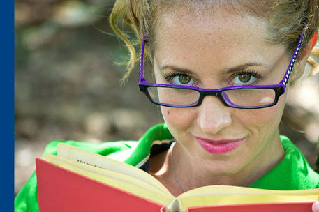 Porträt einer lesenden Frau