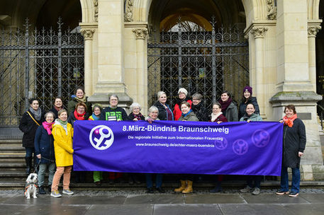 19 Mitglieder des 8.März-Bündnisses mit lila Banner