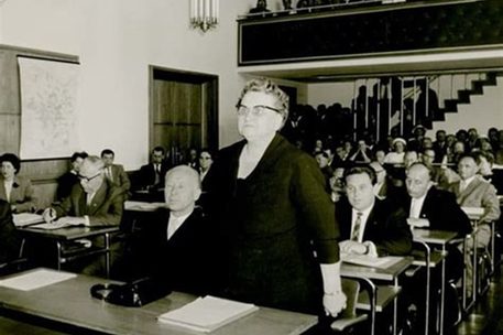 Martha Fuchs stehend in einer Ratssitzung