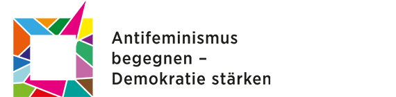 Quadrat mit bunten Ecken und Flicken und dem Text Antifeminismus begegnen - Demokratie stärken (Wird bei Klick vergrößert)