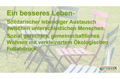 im Hintergund verschwommen auf grüner Wiese bunte Gartenstühle darüber der text Ein besseres Leben- solidarischer lebendiger Austausch zwischen unterschiedlichen Menschen. Sozial gerechtes, gemeinschaftliches Wohnen mit verkleinertem Ökologischen Fußabdruck