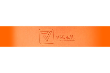 Schriftzug VSE e. V. mit einem symbolischen V vor orangem Hintergrund