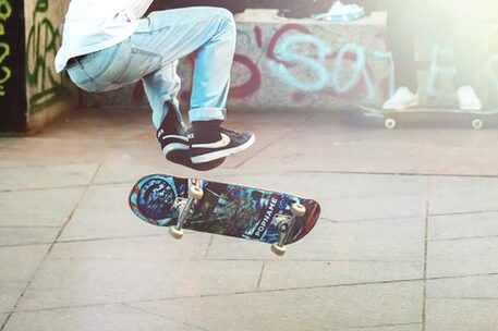 Eine Person springt mit dem Skateboard in die Luft