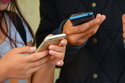 Menschen überprüfen ihre Handymitteilungen (Wird bei Klick vergrößert)
